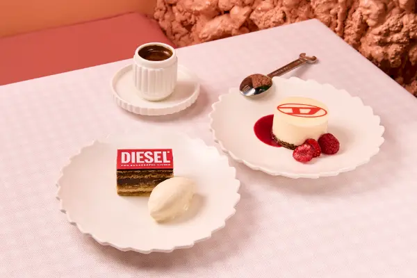 東京・渋谷のレストラン「クッチーナ ディーゼル ファーム」のシグネチャーケーキ「DIESEL チョコレートケーキ」と「Oval D レアチーズケーキ 」