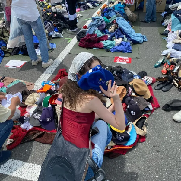 大井競馬場Tokyo City Flea Marketの会場にいる女性