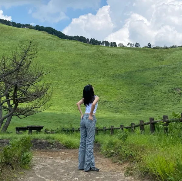 奈良県・宇陀郡にある「曽爾高原（そにこうげん）」で写真を撮っている女性