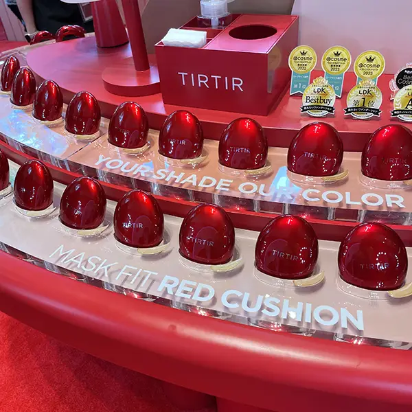 代官山T-SITE GARDEN GALLERYで開催の「TIRTIR」のポップアップイベント『TIRTIR RED COLLECTION』の様子