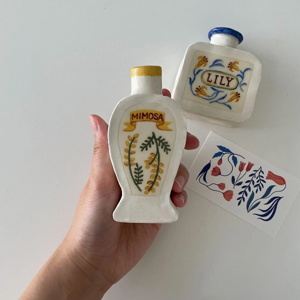 イラストレーター・くらちなつきさんが手掛ける花瓶「Flower vase “Perfume Bottle”」の『Mimosa（ミモザ）』