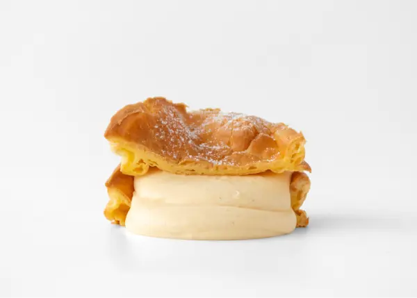 食べるバターブランド「カノーブル」で販売されるポーランド伝統のクリームパイを進化させた新作「とろける極生カルパトカ」の断面