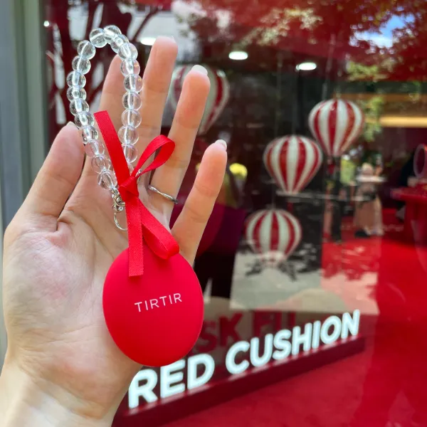 代官山T-SITE GARDEN GALLERYで開催中のポップアップイベント「MASK FIT RED CUSHION POP UP」で展示されている「MASK FIT RED CUSHION」の来場者限定でもらえるキーリング