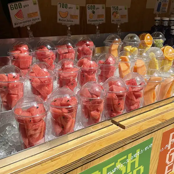  東京・新大久保のフルーツジューステイクアウト専門店「MUJIGE」に並ぶフルーツ