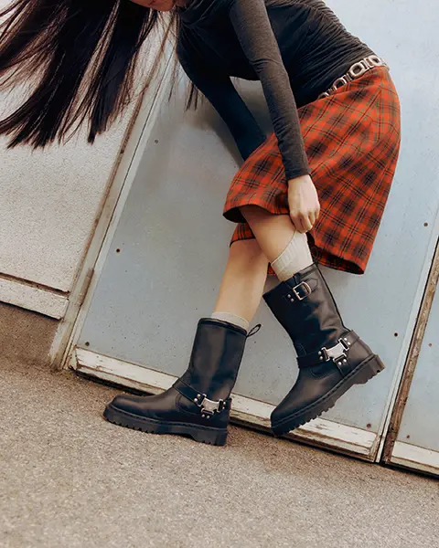 フットウェアブランド・Dr. Martens（ドクターマーチン）の新作ブーツ「Anistone Hi Black Wanama」