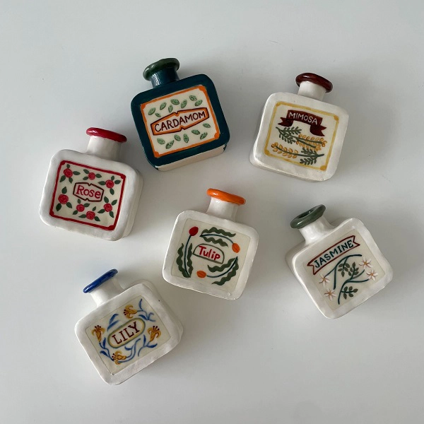 イラストレーター・くらちなつきさんが手掛ける花瓶「Flower vase “Perfume Bottle”」（『Rose（ローズ）』、『Cardamon（カルダモン）』、『Mimosa（ミモザ）』、『Lilly（リリー）』、『Tulip（チューリップ）』、『Jasmine（ジャスミン）』）