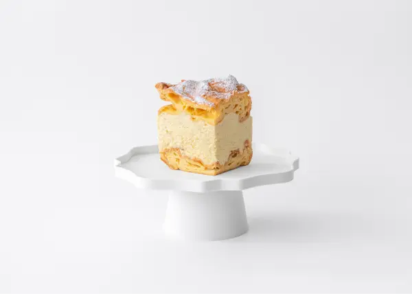 食べるバターブランド「カノーブル」で販売されるポーランド伝統のクリームパイを進化させた新作「とろける極生カルパトカ」