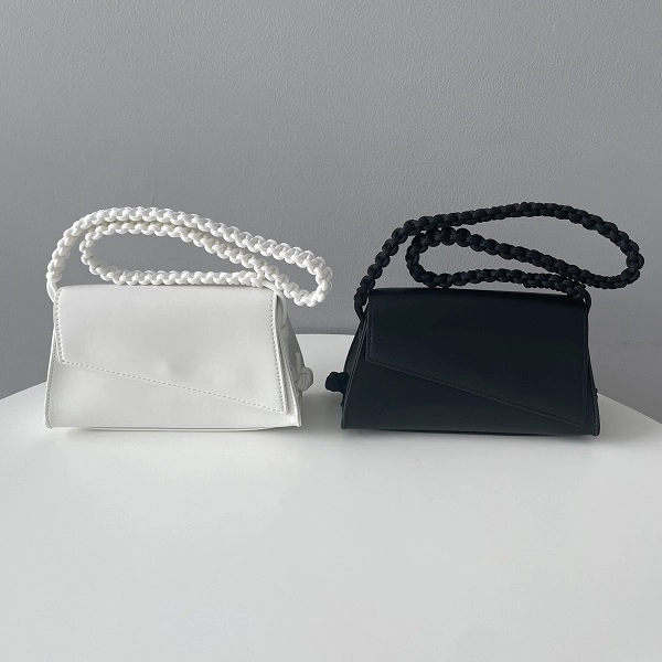 アクセサリーブランド「loni（ロニ）」のバッグ「Diagonal Paracord Handbag」（写真左から『WHT』、『BLK』