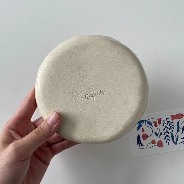 イラストレーター・くらちなつきさんが手掛ける小皿「Small plate “Flower”」の裏面