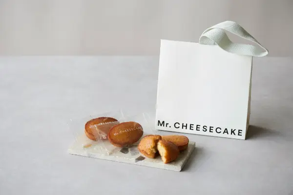 Mr. CHEESECAKE グランスタ東京店で限定販売される「FINANCIER Vanilla Tonka」4個入バッグ型パッケージ