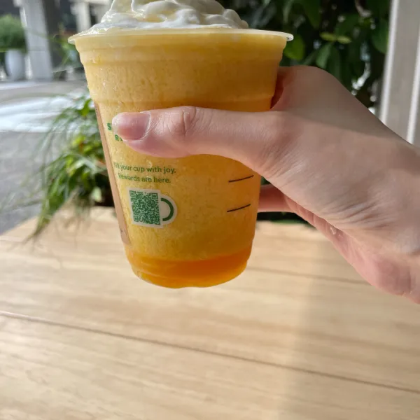 スターバックスの「マンゴー トロピカル クリーム フラペチーノ」