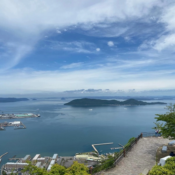 香川・高松の屋島山頂にある、高松市屋島山上交流拠点施設「やしまーる」の展望スペースからみえる景色