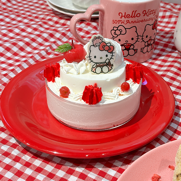 「ハローキティ50周年記念カフェ」の「Birthday Parfait」