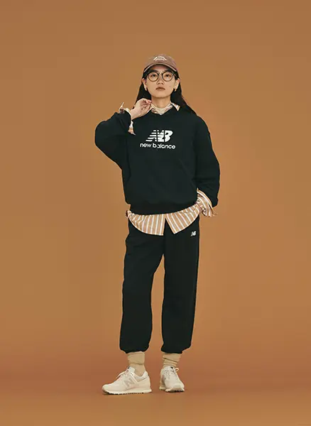 「ニューバランス」の「Sport Essentials Stacked Logo スウェットフーディ」