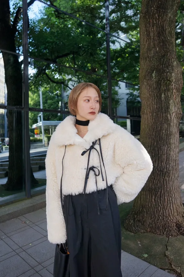 SORINの「Synthetic Fur Lace-up Cardigan」を着ている女性