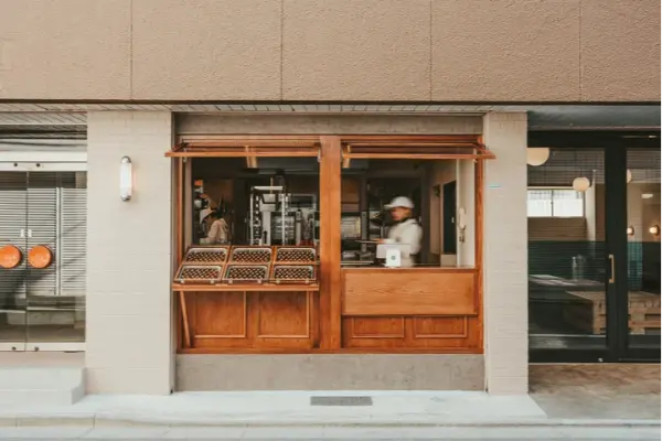 東京・蔵前の焼き立てカヌレ専門店「KURAMAE CANNELÉ（クラマエカヌレ）」1階のテイクアウトカウンター