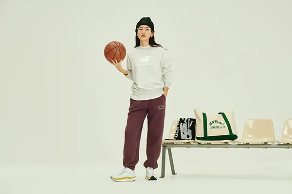 「ニューバランス」の「Sport Essentials Stacked Logo スウェットクルー」