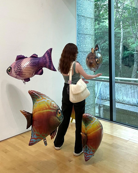 金魚鉢に、たくさんのふきだしで埋まった天井…。「ポーラ美術館」で開催中のユニークな企画展に行きたすぎる