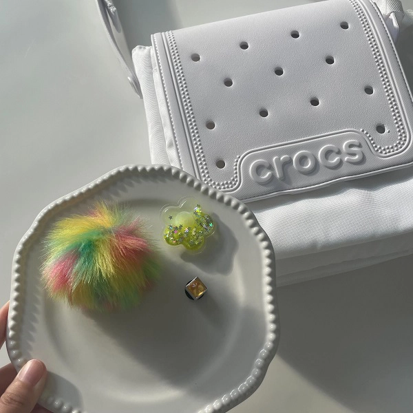 「crocs（クロックス）」の「クロックス クラシック クロスボディ」（カラー：『ホワイト』）とジビッツチャーム