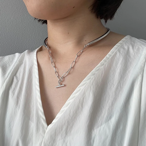 アクセサリーブランド「loni（ロニ）」の「Stem 2way choker」（カラー『SIL』）を着けた様子