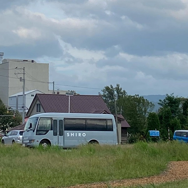 北海道・砂川にある、コスメブランドSHIROの「みんなの工場」のシャトルバス