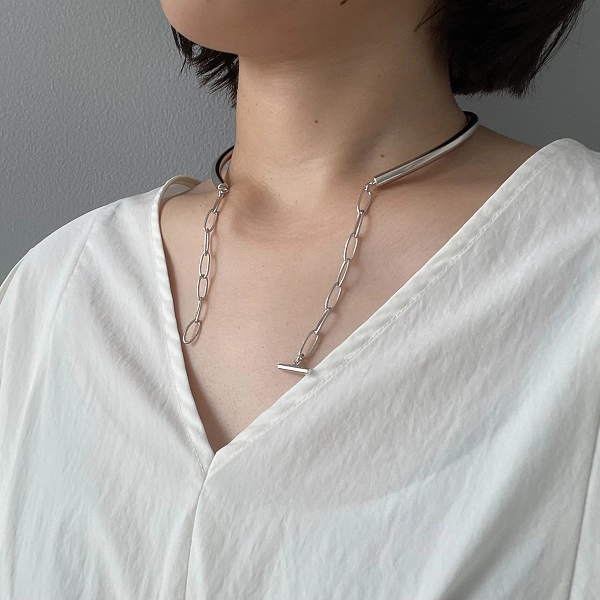 アクセサリーブランド「loni（ロニ）」の「Stem 2way choker」（カラー『SIL』）を着けた様子