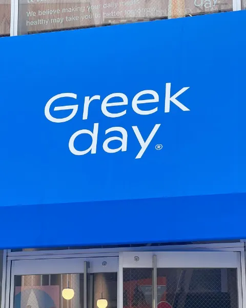 表参道にオープンしたグリークヨーグルト専門店「GREEK DAY」の屋根