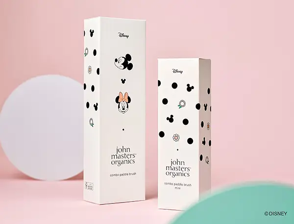 「john masters organics×ディズニー」の「コンボパドルブラシ＜ミッキー& フレンズ限定デザイン＞」と「コンボパドルブラシ ミニ＜ミッキー& フレンズ限定デザイン＞」パッケージ