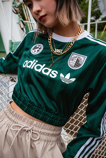 「adidas Originals FOOTBALL APP PACK」の「W SOCCER LS CROP」スタイリング例