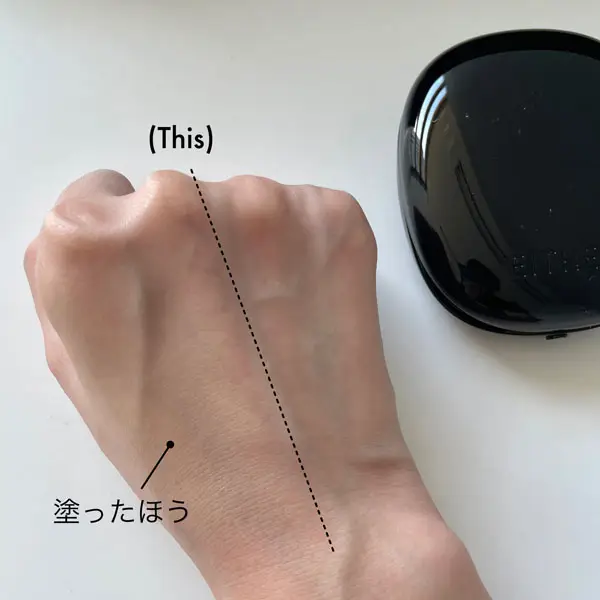 韓国コスメ「EITHER＆（イーザーアンド）」のクッションファンデーションの「Pebble Blur Cushion（ペブルブラークッション）」を手の甲に半分塗ったようす