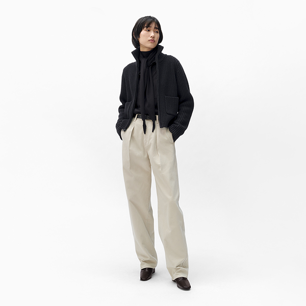 Uniqlo Uの「ラムブレンドジップアップジャケット」を着たモデル