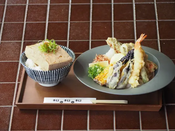 京都・嵯峨嵐山のグルテンフリーの定食カフェ「和レ和レ和 アラシヤマ」のうどんとミニ丼セット