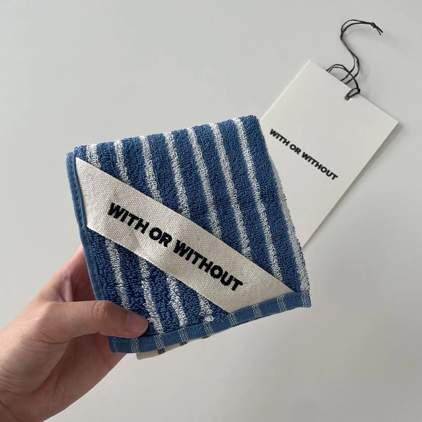 「WITH OR WITHOUT（ウィズ オア ウィズアウト）」のハンドタオル「Hand Towel」（カラー：『BLU STRIPE』）