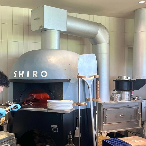 北海道・砂川にある、コスメブランドSHIROの「みんなの工場」内にあるカフェ店内