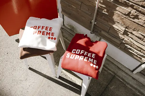 「niko and ...（ニコアンド） × Coffee Supreme（コーヒースプリーム）」限定コラボスウェット「COFFEE S SWEATPO」