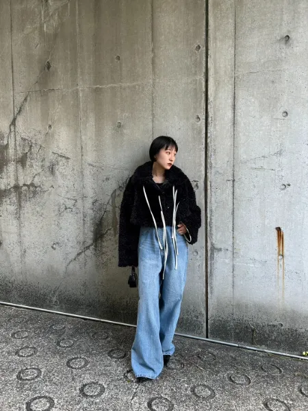 SORINの「Synthetic Fur Lace-up Cardigan」を着ている女性