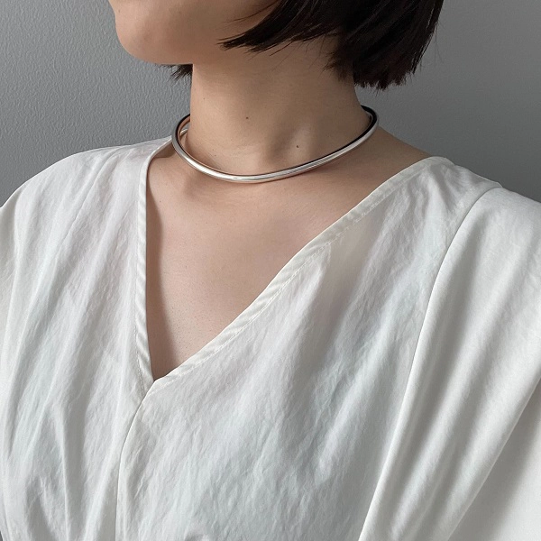 アクセサリーブランド「loni（ロニ）」の「Stem 2way choker」（カラー『SIL』）を着けた様子