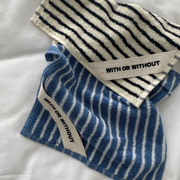 「WITH OR WITHOUT（ウィズ オア ウィズアウト）」のハンドタオル「Hand Towel」（カラー：写真上から『WHT STRIPE』『BLU STRIPE』）