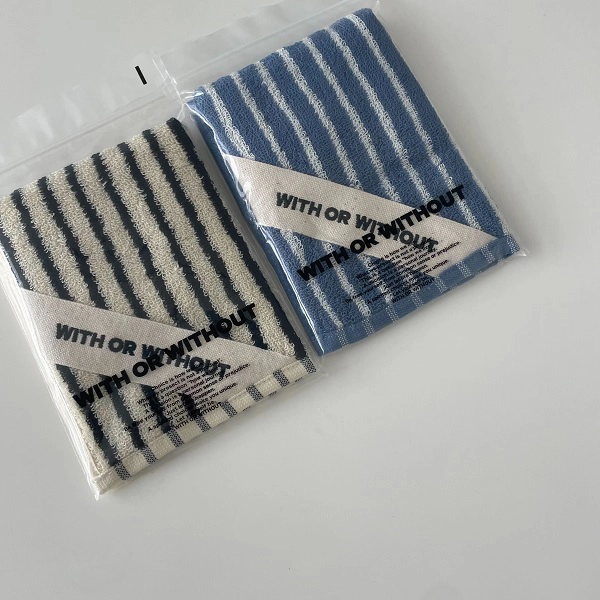 「WITH OR WITHOUT（ウィズ オア ウィズアウト）」のハンドタオル「Hand Towel」（カラー：写真左から『WHT STRIPE』『BLU STRIPE』）