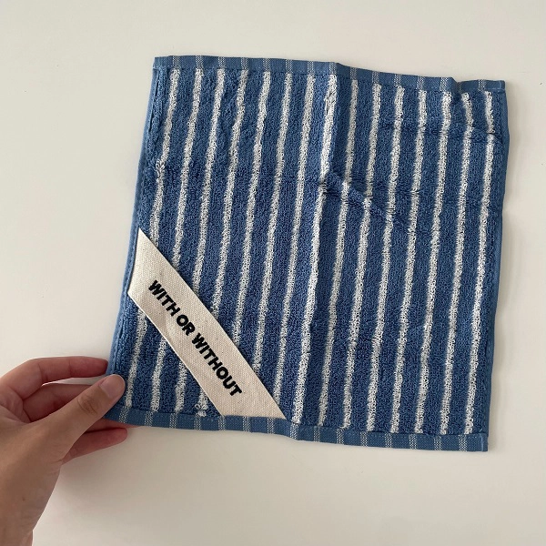 「WITH OR WITHOUT（ウィズ オア ウィズアウト）」のハンドタオル「Hand Towel」（カラー：『BLU STRIPE』）