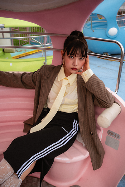 「adidas Originals FOOTBALL APP PACK」の「W 3ST SKIRT」スタイリング例