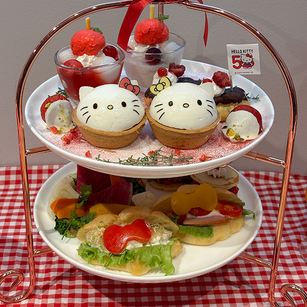 「ハローキティ50周年記念カフェ」の「KITTY & MIMMY Afternoon Tea」