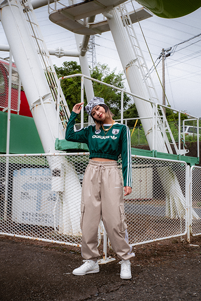 「adidas Originals FOOTBALL APP PACK」の「W CARGO PANTS」スタイリング例