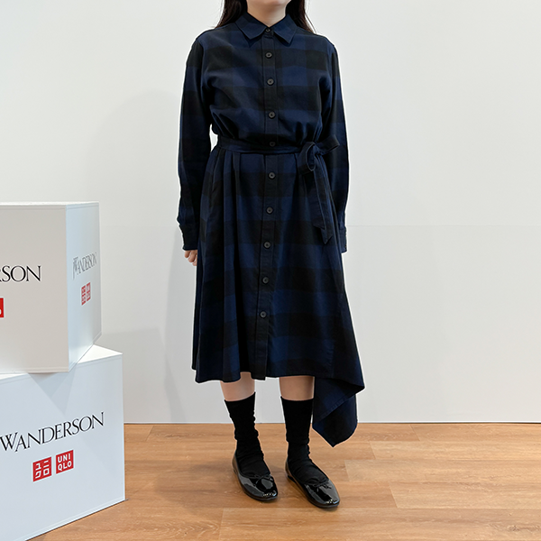 ユニクロ×JW ANDERSON「フランネルアシメトリックヘムワンピース」を着た女性