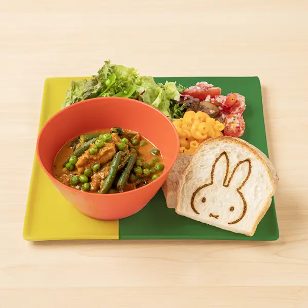 「miffy café tokyo」梅田POP UPで提供される「ほうれん草とチキンのカレー」