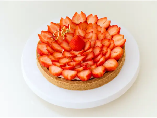 ヴィーガン＆グルテンフリーのタルト専門店「SO TARTE（ソータルト）」のクリスマス限定「ストロベリータルト」