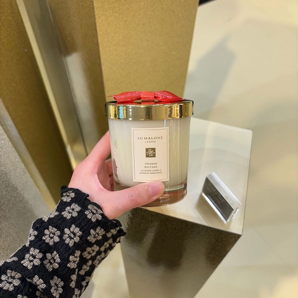 伊勢丹新宿店で開催中の「サロン ド パルファン 2024」の「Jo Malone London（ジョー マローン ロンドン）」で先行販売されているクリスマスコレクション「オレンジ ビター ホーム キャンドル」