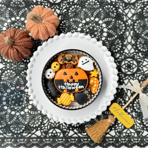 アイシングクッキー＆ケーキ専門店「お菓子工房アンドンカフェ」の季節限定「ハロウィン クッキー缶」に入ったアイシングクッキー