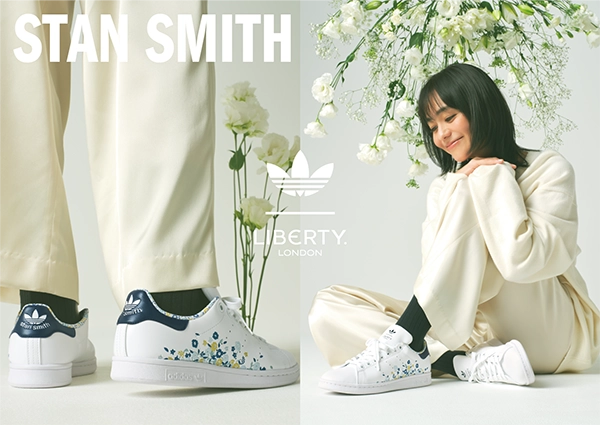 アディダス オリジナルス×リバティ・ロンドン「STAN SMITH LIBERTY LDN」を履いた女性