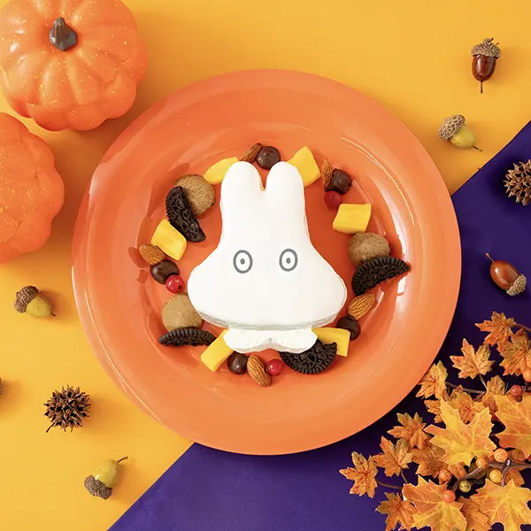 「miffy café tokyo」梅田POP UPで提供される「おばけミッフィーのチョコナッツケーキ」